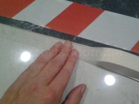 Приклеивание ленты к поверхности Правила поклейки противоскольязщей ленты - приклеивание ленты